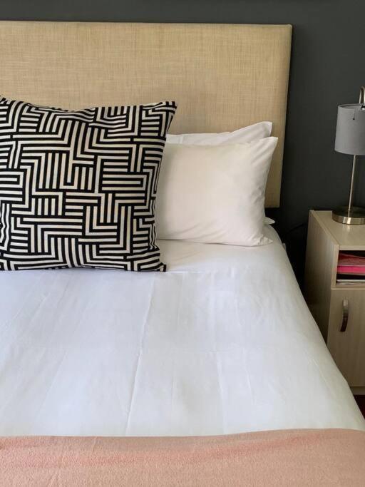 1-Bedroom Sea Point Gem - Perfect Location! 케이프타운 외부 사진