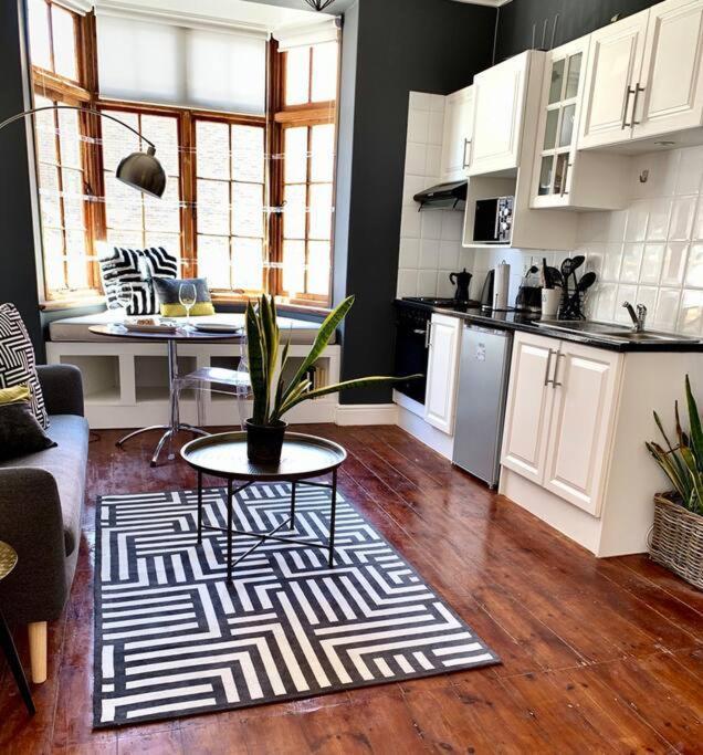 1-Bedroom Sea Point Gem - Perfect Location! 케이프타운 외부 사진